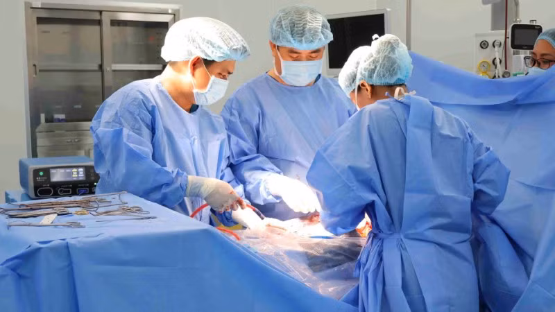 Ê-kíp bác sĩ Vinmec đã tiến hành phẫu thuật cấp cứu trong phòng mổ vô khuẩn một chiều với đầy đủ hệ thống gây mê hồi sức hiện đại.