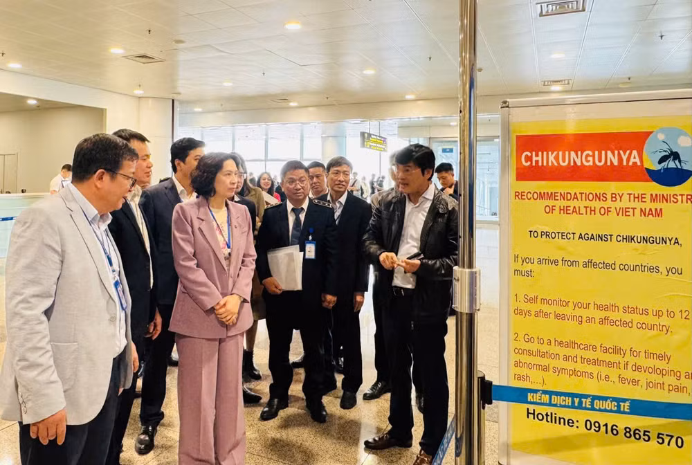 Thứ trưởng Nguyễn Thị Liên Hương đi giám sát công tác phòng, chống dịch bệnh trong dịp Tết Nguyên đán tại Cảng hàng không quốc tế Nội Bài (Hà Nội).