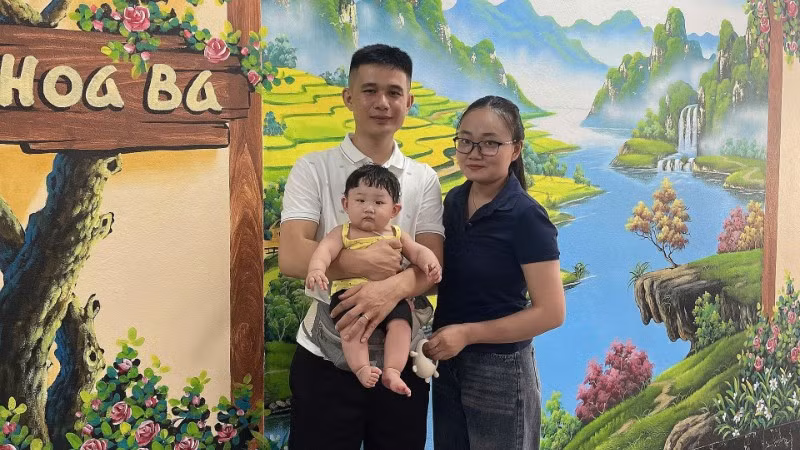 Vợ chồng chị Lương Thị Yến và anh Lò Văn Triệu hạnh phúc đón con đầu lòng không mang gene bệnh.