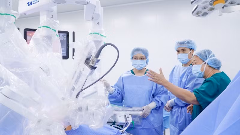 Bác sĩ chuyên khoa II Nguyễn Bá Mỹ Nhi (phải) hướng dẫn ê-kíp bác sĩ trước khi phẫu thuật bằng robot Da Vinci Xi.