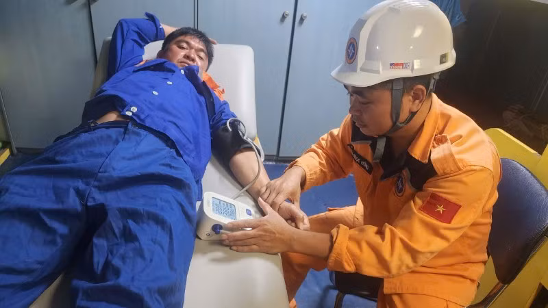 Thăm khám sức khỏe sơ bộ cho thuyền viên tàu bị chìm. 