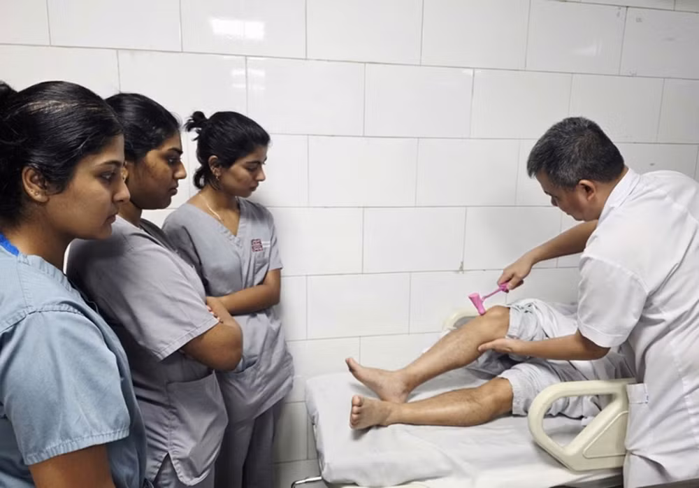 Tiến sĩ, bác sĩ Nguyễn Trung Nguyên - Giám đốc Trung tâm Chống độc, Bệnh viện Bạch Mai kiểm tra phản xạ của các bệnh nhân ngộ độc cá chình.