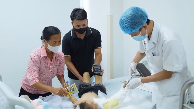 Sau phẫu thuật, cẳng tay và bàn tay phải hồng ấm, tuần hoàn chi được duy trì tốt, cho thấy tình trạng tưới máu của cánh tay được bảo đảm.