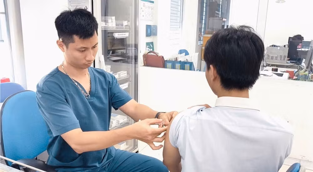 Tiêm vaccine phòng dại cho người bệnh. 