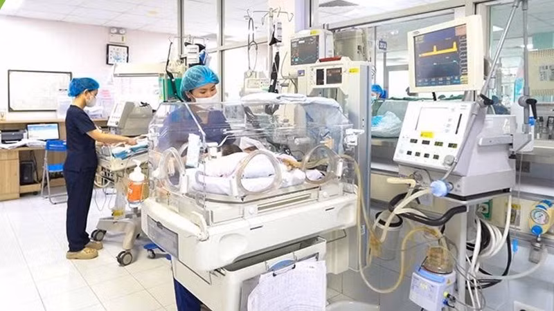 Bệnh nhi được tích cực cứu chữa tại Trung tâm Sơ sinh, Bệnh viện Nhi Trung ương nhưng không qua khỏi. 