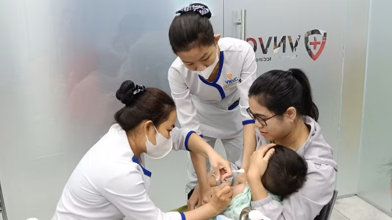 Tiêm vaccine phòng bệnh.