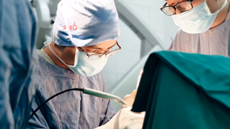 Bác sĩ chuyên khoa II Lê Văn Bằng, Khoa Phẫu thuật Thần kinh II cùng ê-kíp phẫu thuật.