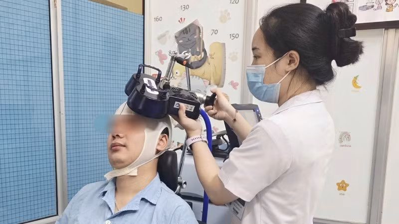 Người bệnh nam 32 tuổi được điều trị kích thích từ trường xuyên sọ.