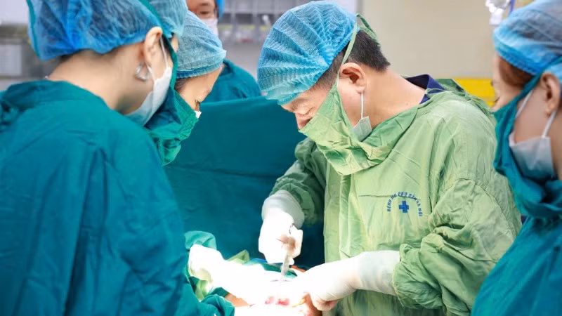 Bác sĩ tiến hành mổ lấy thai cho sản phụ. 