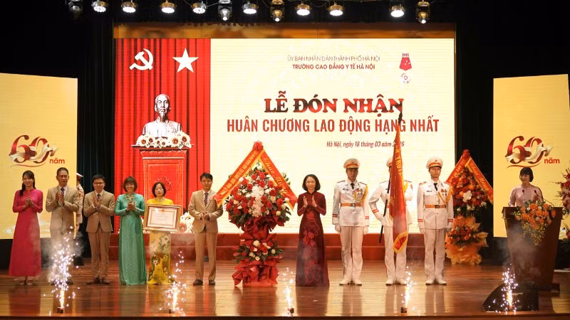 Trường Cao đẳng Y tế Hà Nội đón nhận Huân chương Lao động hạng Nhất.