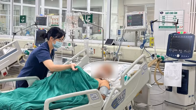 Bệnh nhân hiện đang được điều trị tích cực tại Khoa Cấp cứu, Bệnh viện Bệnh Nhiệt đới Trung ương.