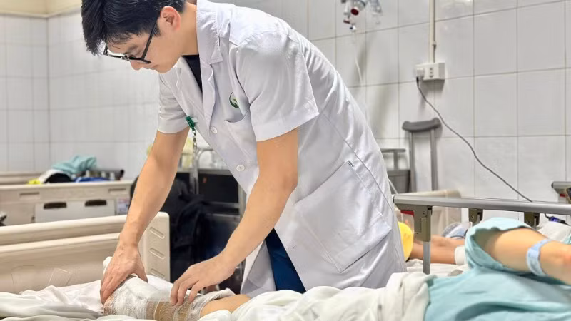 Bác sĩ khám lại cho bệnh nhân H.T.P. ở Hải Phòng không may bị một tấm tôn lớn cứa vào chân.