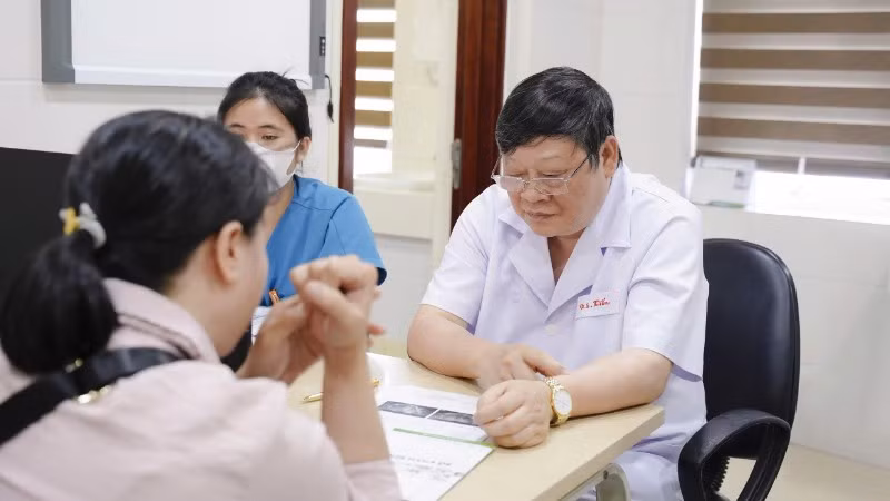 Giáo sư, Tiến sĩ, bác sĩ Nguyễn Viết Tiến thăm khám cho người bệnh thực hiện US-HIFU.