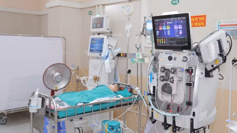 Bệnh nhi được lọc máu liên tục.