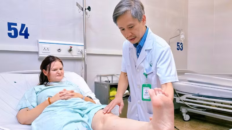 Phó Giáo sư, Tiến sĩ Nguyễn Mạnh Khánh, Phó Giám đốc Bệnh viện Hữu nghị Việt Đức, Trưởng khoa Chấn thương chỉnh hình 1 khám lại cho bệnh nhân.
