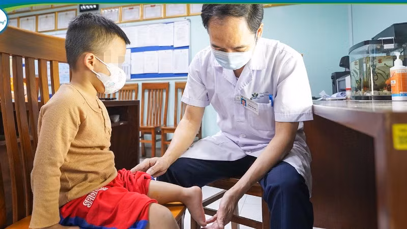Tiến sĩ, bác sĩ Hoàng Hải Đức – Trưởng Khoa Chỉnh hình, Bệnh viện Nhi Trung ương, thăm khám cho bệnh nhi sau ca phẫu thuật xoay cẳng chân 180 độ.
