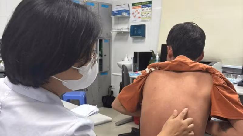 Thạc sĩ, bác sĩ Nguyễn Thị Mai Hương - Khoa Điều trị nội trú ban ngày, Bệnh viện Da liễu Trung ương khám cho bệnh nhân. 