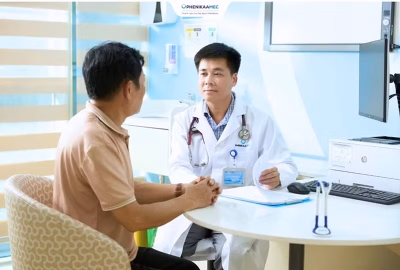 Tiến sĩ, bác sĩ Nguyễn Quang Hùng, Giám đốc Trung tâm Ung bướu, Bệnh viện Đại học Phenikaa khám sàng lọc miễn phí cho người dân.