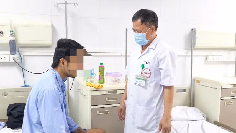 Bác sĩ thăm khám bệnh nhân. 