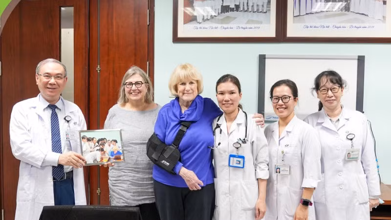 Giáo sư Mary-Claire King và Tiến sĩ Kathleen Ann Leppig, chuyên gia di truyền học lâm sàng đã gắn bó với Bệnh viện Nhi Trung ương từ năm 2011.