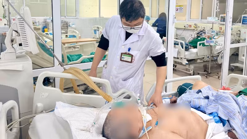 Bác sĩ thăm khám cho người bệnh. 