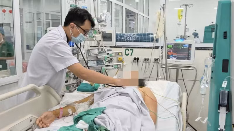 Bác sĩ thăm khám cho người bệnh mắc sốt xuất huyết. 