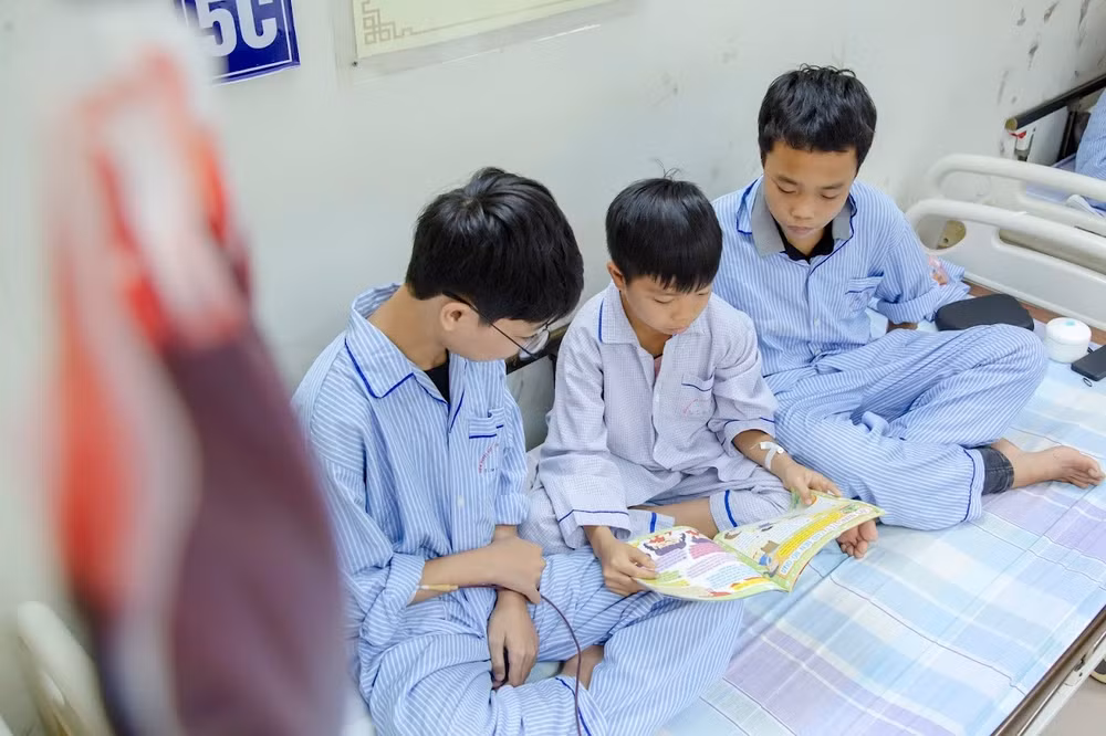 Hai anh em cậu bé dân tộc Thái chỉ mong sớm được truyền đủ máu để về ăn Tết.