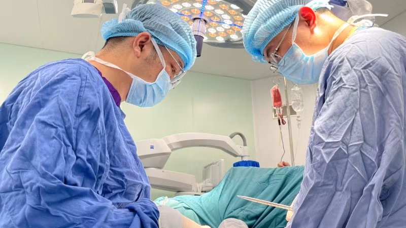 Tiến sĩ, bác sĩ Lưu Danh Huy, Phó Trưởng Khoa Phẫu thuật Chi trên và Y học thể thao, Bệnh viện Hữu nghị Việt Đức kiêm nhiệm Phụ trách quản lý, điều hành Trung tâm Chấn thương chỉnh hình và Y học thể thao cơ sở Ninh Bình phẫu thuật cho người bệnh.