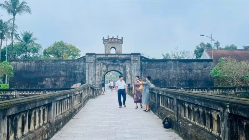 Du khách tham quan di tích Thành cổ Quảng Trị.