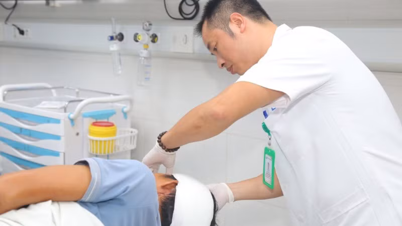 Bệnh nhân Đ.Q.T được chăm sóc và sơ cứu chấn thương tại Bệnh viện Hữu nghị Việt Đức.
