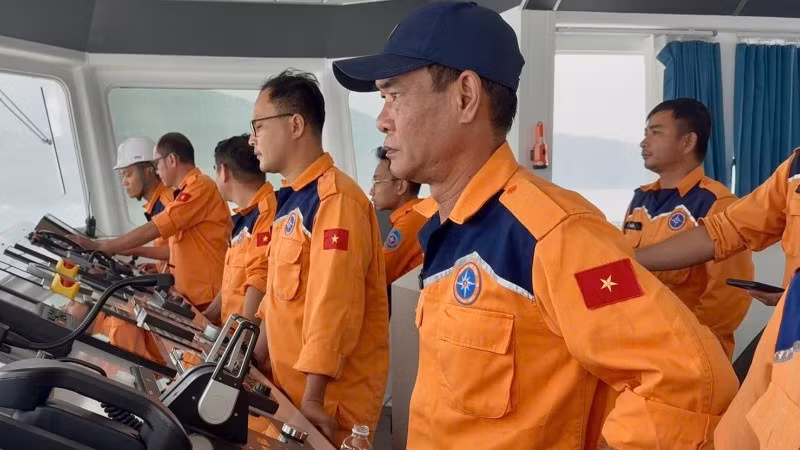 Tàu SAR 631 khẩn trương hành trình đến hiện trường để tìm kiếm cứu nạn.