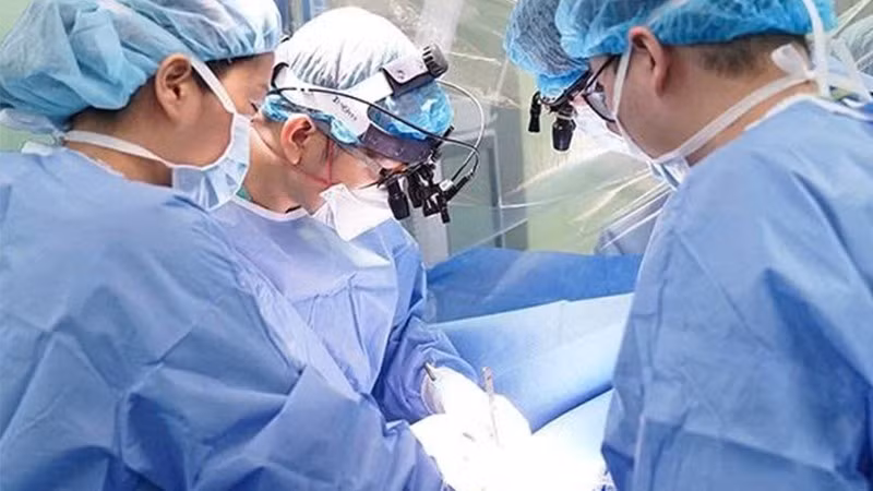 Phó Giáo sư, Tiến sĩ Nguyễn Lý Thịnh Trường và ê-kíp tiến hành phẫu thuật cho bệnh nhi.