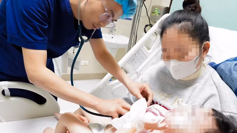 Bác sĩ thăm khám cho bệnh nhi.