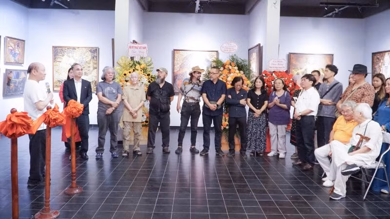 Lễ khai mạc Triển lãm Mỹ thuật song hành mang tên "Cùng một chặng đường" của 2 họa sĩ gạo cội Lê Văn Thìn và Trần Luân Tín.