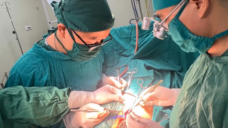 Bác sĩ phẫu thuật cho người bệnh. 