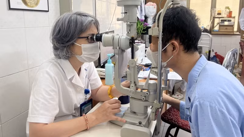 Tiến sĩ, bác sĩ Thẩm Trương Khánh Vân, Trưởng Khoa Chấn thương kiểm tra lại mắt bệnh nhân H. trước khi chỉ định phẫu thuật hạ nhãn áp.