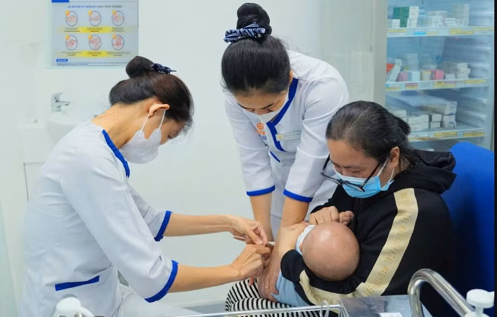 Tiêm vaccine phòng não mô cầu. (Ảnh: VNVC)