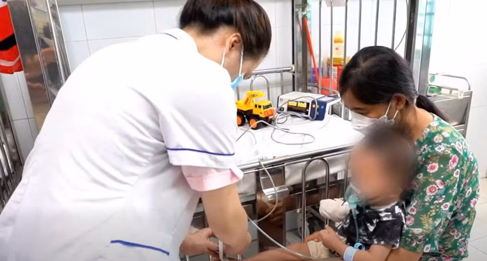 Bệnh nhi điều trị cúm tại Bệnh viện Nhi Trung ương. (Ảnh: BVCC)