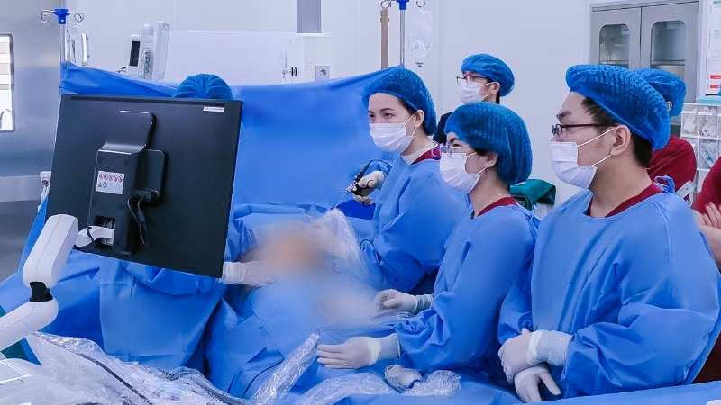 Tiến sĩ, bác sĩ Nguyễn Thị Sim, Giám đốc Trung tâm Y học Bào Thai PhenikaaMec thực hiện can thiệp cho bào thai. 