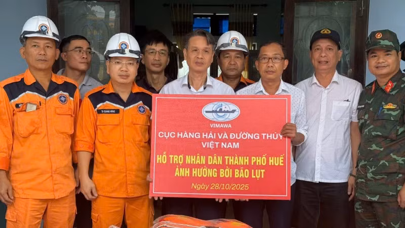 Đoàn công tác hỗ trợ trang thiết bị cứu sinh cho các xã tại thành phố Huế.