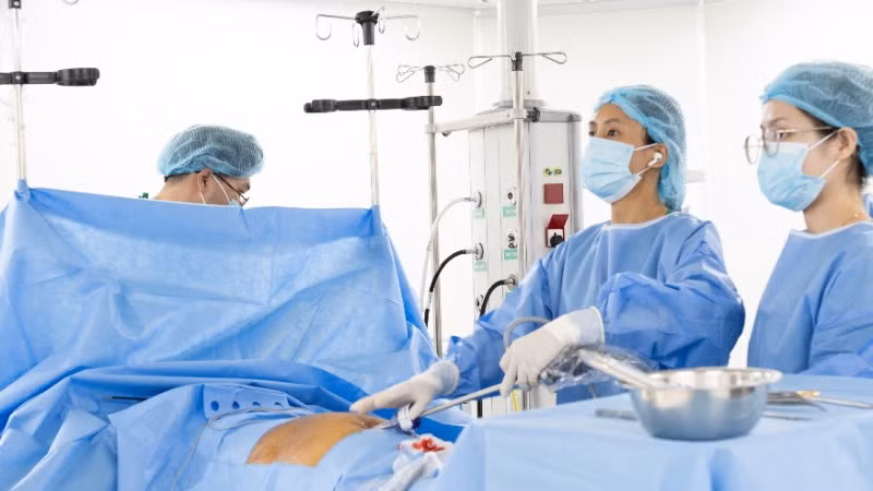 Bác sĩ chuyên khoa I Tôn Nữ Phương Duyên cùng ê-kíp thực hiện ca phẫu thuật.