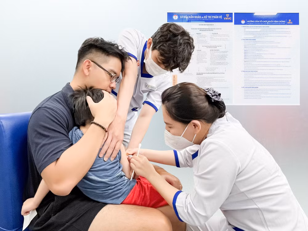 khach-tiem-vac-xin-sot-xuat-huyet-tai-vnvc.jpg