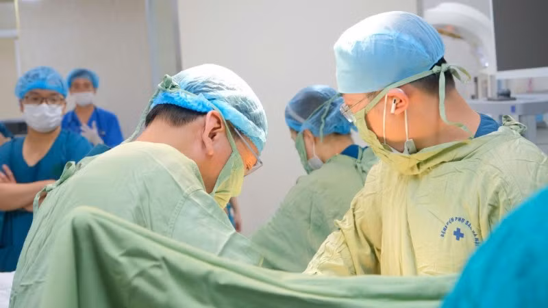 Các bác sĩ tiến hành phẫu thuật lấy thai cho sản phụ.