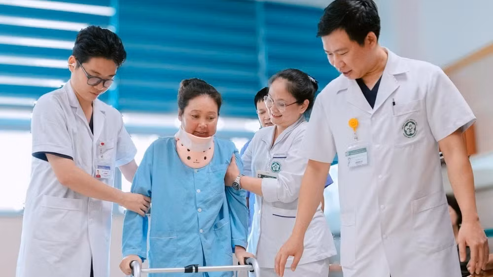 Bệnh nhân 39 tuổi, quốc tịch Lào bị liệt hoàn toàn 2 chân do khối u chèn ép được phẫu thuật thành công tại khoa Chấn thương chỉnh hình và Cột sống. (Ảnh: BVCC)