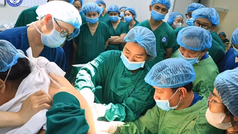 Các bác sĩ thực hiện gây tê vùng nhưng kim gây tê hiện có gần như không đủ chiều dài; nguy cơ thất bại cao dù có hỗ trợ siêu âm.