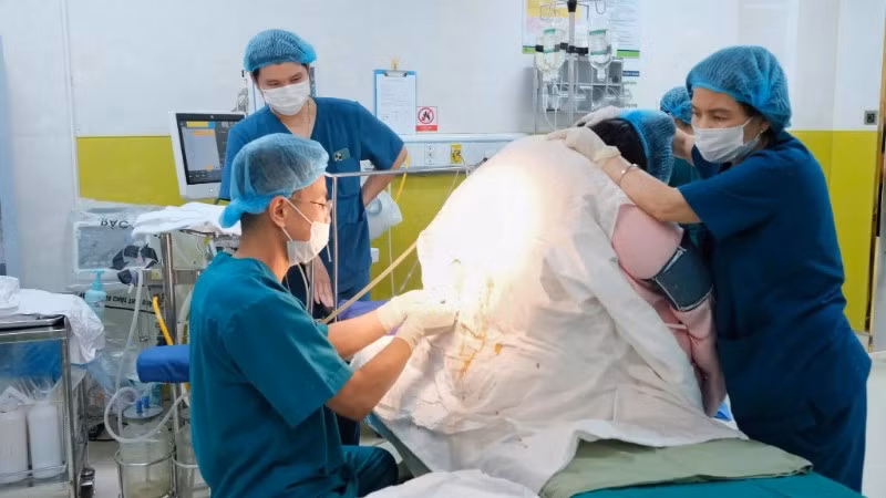 Sản phụ nặng 140kg mắc tiền sản giật nặng.