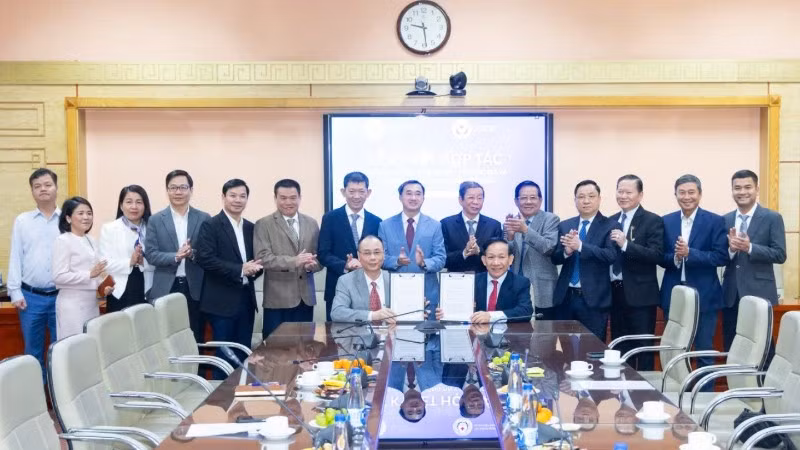 Trung tâm Thông tin Y tế quốc gia và Hội hành nghề Y tư nhân Việt Nam ký kết hợp tác dưới sự chứng kiến của lãnh đạo Bộ Y tế. 