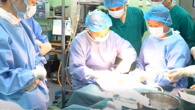 Thực hiện ca ghép gan cho bệnh nhi nhỏ tuổi từ người hiến chết não.