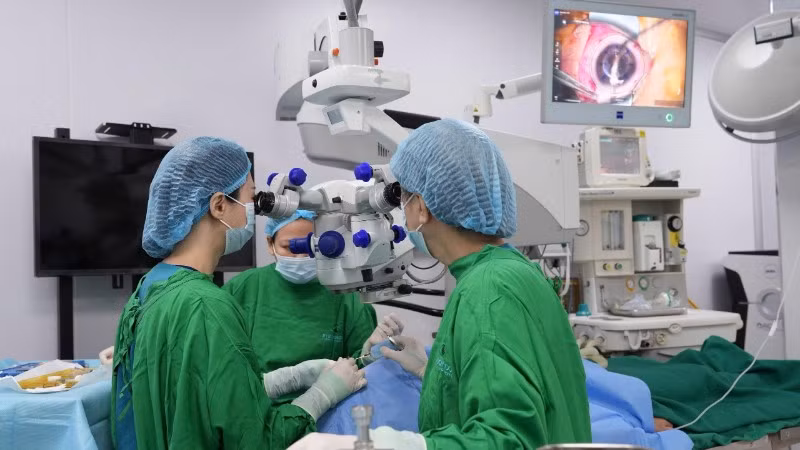 Ê-kíp thầy thuốc thực hiện ghép giác mạc cho người bệnh. 