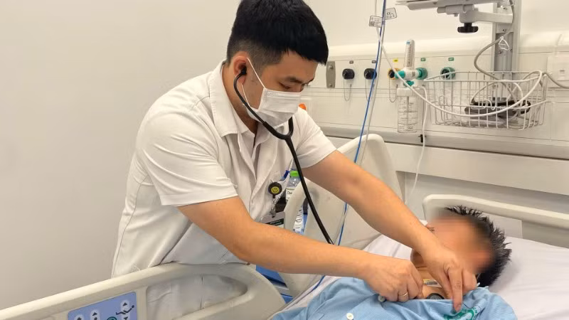 Một trường hợp ngộ độc nằm điều trị tại Bệnh viện Bạch Mai. (Ảnh: Bệnh viện cung cấp)